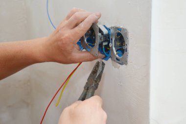 Elektriktamir ve montaj soketi, çıkış fişi 