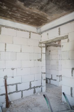 Metal kirişleri ve sismik dalgalara karşı iskeleti olan bir bina.