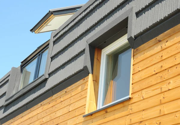 Moderna casa de madera con desván, ventanas de mansarda — Foto de Stock