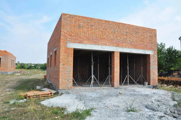 Garaje en construcción. Construcción de nuevo garaje de pared de ladrillo para dos coches sin puertas de garaje . — Foto de Stock