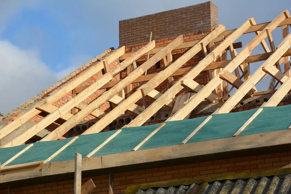 Çatı katı ahşap çerçeve yapımı. Tamamlanmamış çatı kirişleri, buhar bariyerleri, tahta kirişler, saçaklar, keresteler..                     