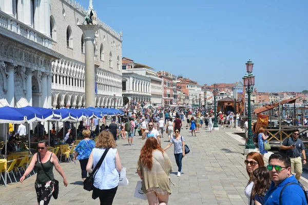 VENEZIA, ITALIA - 10 LUGLIO 2019 - Bellissima vista su via Riva degli Schiavoni sulla riva del Canal Grande — Foto Stock