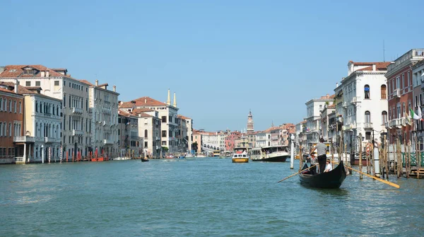 Bella vista panoramica sul Canal Grande con gondola — Foto Stock