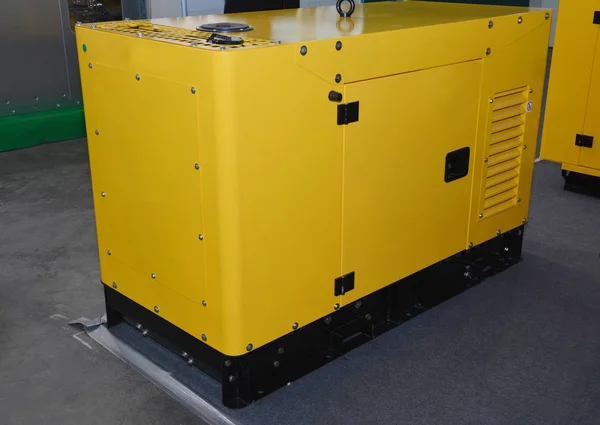 Stand-by power diesel back-up generator in de garage — Stockfoto