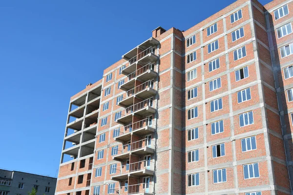 Photo of high-level brick wall building with wall insulation and incomplete balcony. — Stock Image Photo of high-level brick wall building with wall insulation and incomplete balcony. Stock Photo
