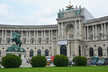 Viyana, Avusturya, 13 Aralık 2019: Hofburg Sarayı. Hofburg, Savoy Prensi Eugene 'in heykeli ve Avusturya Ulusal Kütüphanesi (Osterreichische Nationalbibliothek)