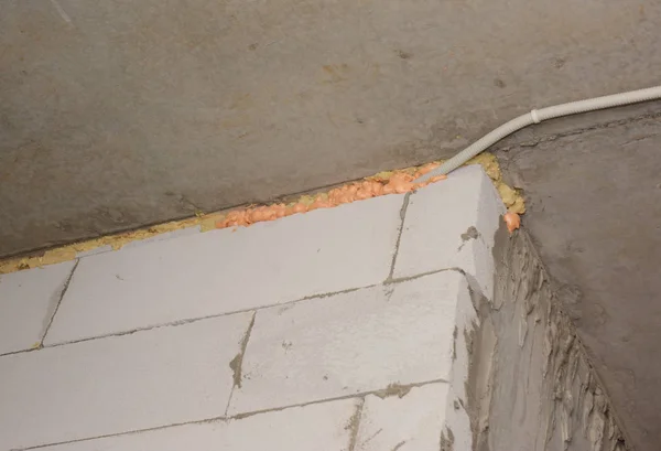 Електричний дріт і кабель на будівництві стелі будинку — стокове фото