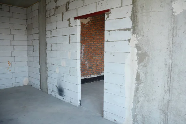 Interior room under construction with metal door lintels. Autoclaved aerated concrete  wall without plasterwork. — 图库照片