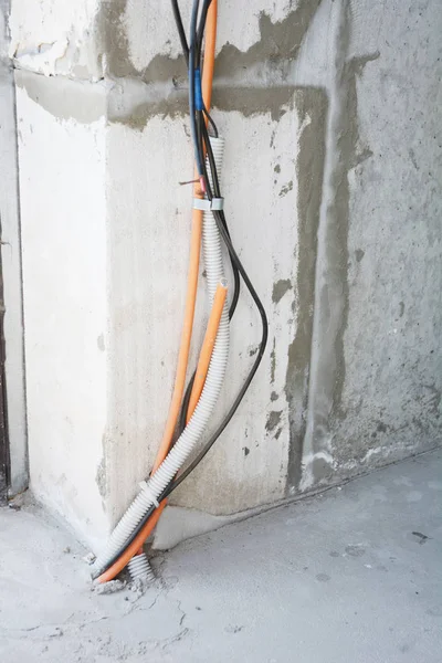 Cable eléctrico y cables en el sitio de construcción de la casa — Foto de Stock