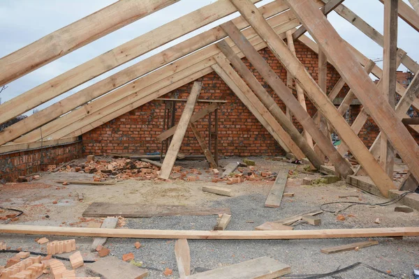 Tamamlanmamış tavan arası ahşap çerçeve yapısı. Tamamlanmamış çatı katı çatısı kirişler, ahşap kirişler, saçaklar, keresteler....  