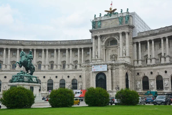 Viyana, Avusturya, 13 Aralık 2019: Hofburg Sarayı. Hofburg, Savoy Prensi Eugene 'in heykeli ve Avusturya Ulusal Kütüphanesi (Osterreichische Nationalbibliothek)