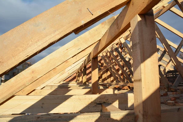 Dřevěný střešní rám domu stavební pohled. Dům střešní dřevěný rám konstrukce. — Stock fotografie