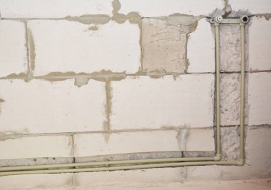 Sıcak ve soğuk su boru hattı tesisatı. Banyonun duvarına bağlı borular var.