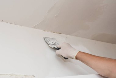 Problem Alanında Alçı A Tavan. Spatula Beyaz Tavanlı İşçi Alçıtaşı 