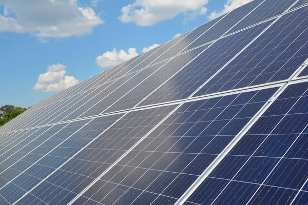 Concepto de Energía Renovable. Planta de energía del panel solar con polvo contra el cielo azul y el fondo de nubes blancas —  Fotos de Stock