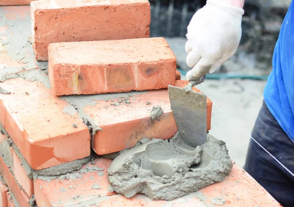 Murare händer i murverk handskar murning nytt hus vägg. Murtegelhusvägg — Stockfoto