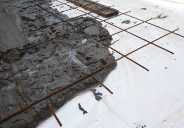 Kaynaklı tel örgüler, kaynaklı tel örgü ya da beton kaynaklı beton. Temel güçlendirilmiş beton.