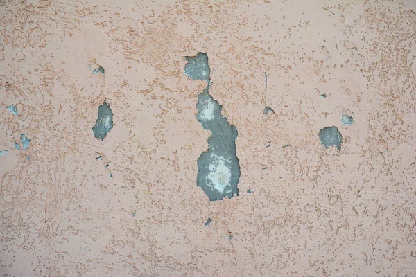 Reparatie scheuren en gaten in huis isolatie muur met stucwerk. Een gipsplaten repareren. Beschadigde gips isolatie muur buiten. — Stockfoto
