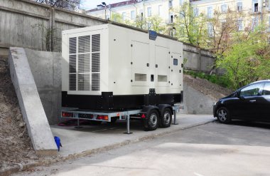 Trailer Monted Industrial Natural Gas Generator açık havada. Taşınabilir yedek jeneratör. Çekilebilir Üretici