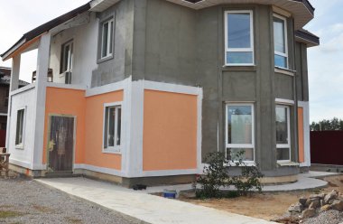 Evin dış cephesini boyamak. Ev onarımı, yalıtımlı yenileme, sıva ve boya duvarları.