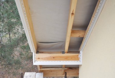 Sabitleme & Sabitleme Çizgileri. Evin çatısı, ekinlerin kurulumunu engelliyor. Soffit onarımı.