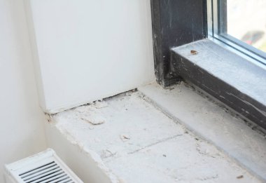 Yapım aşamasındaki UPVC pencere pervazını kapat.