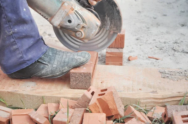 Mason cięcia cegły z maszyny szlifierki dysku — Zdjęcie stockowe