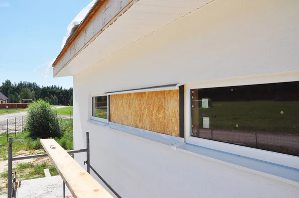 Casa garaje renovación de la pared con yeso, paredes de pintura, instalación de soffit. Ventanas del garaje — Foto de Stock