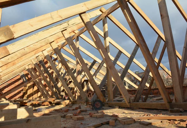 Costruzione della struttura del tetto della casa Costruzione del tetto con la struttura delle capriate, gronda, travi di legno — Foto Stock