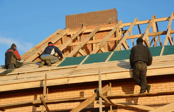 Contratistas de techos que instalan el marco de vigas de madera de la casa con humedad, vapor, membrana impermeable Construcción de techos . —  Fotos de Stock