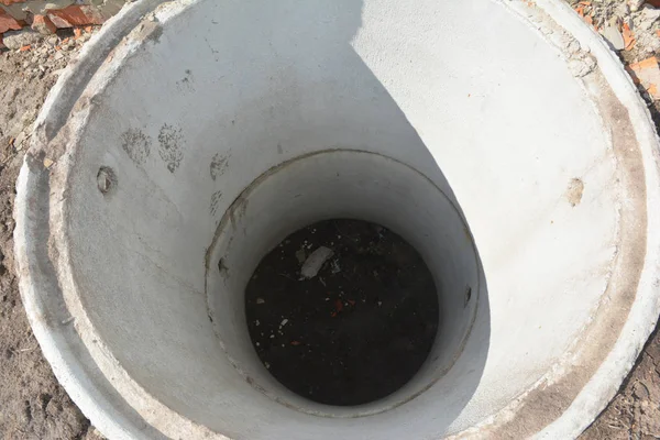 Установка бетонного септика. Монтаж канализационных резервуаров на открытом воздухе — стоковое фото