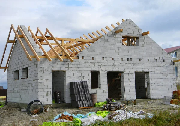 건축중인 집 과 지붕을 겹친 나무 골조가 있다. 집 건축 현장. — 스톡 사진
