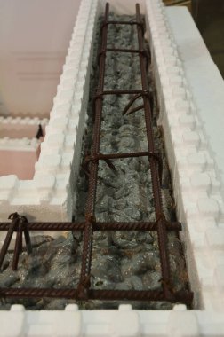 Ev duvarları için beton takviyeli beton kaplı ICF beton formlarını kapatın. Yalıtılmış beton formlar, ıslak betonla ICF duvar inşaatı