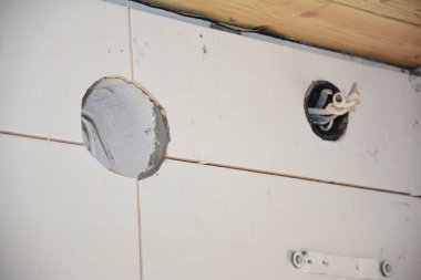 Banyo fan kurulumu için havalandırma deliği aç.