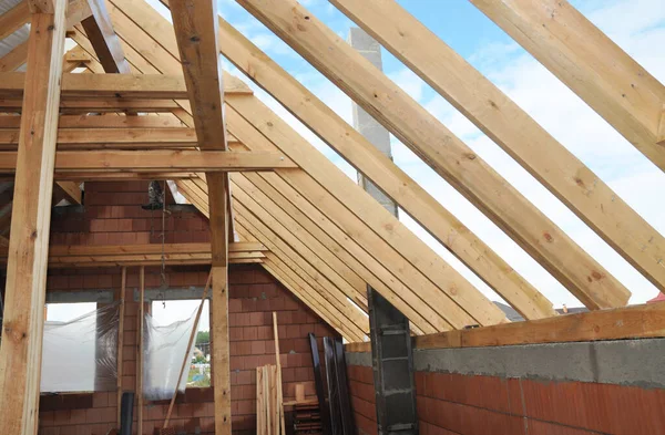 Promienie Strychu Tle Błękitnego Nieba Konstrukcja Ramy Dachowej Drewnianych Belek — Zdjęcie stockowe