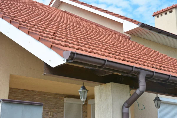 Casa Telhado Cerâmica Com Tubo Calha Chuva Pvc — Fotografia de Stock