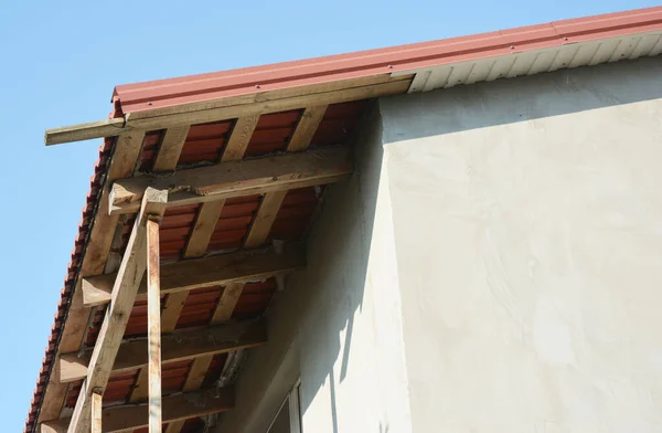 Close Unfinished House Roof Soffit Boards Installation — Stock Photo, Image