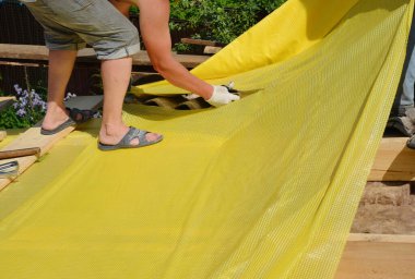 Çatı katı buhar bariyeri (ya da buhar bariyeri), çatıda rutubetli yalıtım için kullanılan herhangi bir malzemedir..