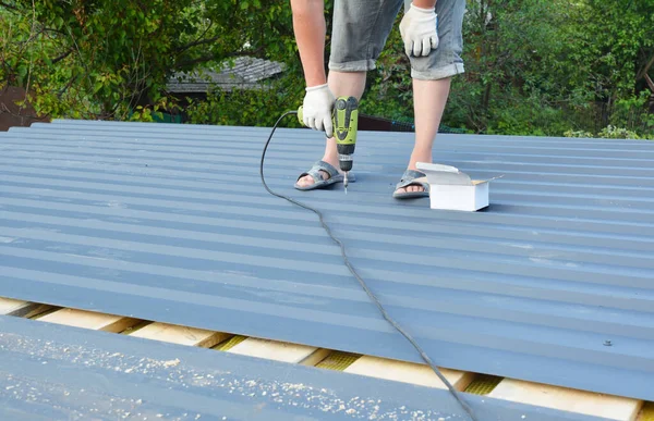 Roofer Met Schroefpistool Installeren Corotile Lichtgewicht Metalen Dakbedekking Platen Dakconstructie — Stockfoto