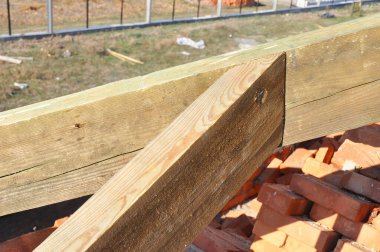 Çatı çerçevesine yakın plan, iki uçlu kirişlerin kurulumu. 