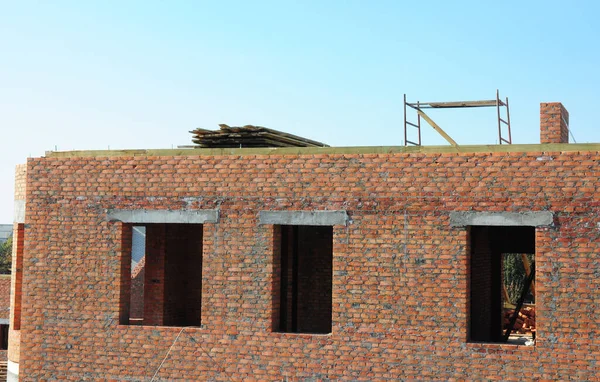 Construção Casa Tijolo Incompleta Com Aberturas Janela Sem Telhado — Fotografia de Stock