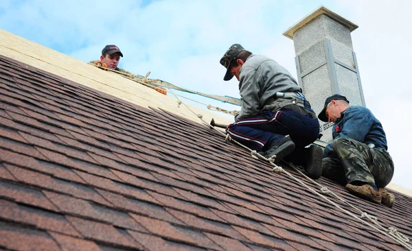 Kyiv Ukraine March 2020 Roofer Contractors Installing Dimensional Asphalt Shingles — 图库照片