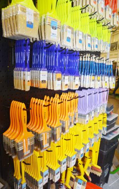 KYIV, UKRAINE - Mart, 26, 2020: Mağazada satılık farklı renk, boyut ve tipte duvar fırçaları bulunan bir stand.