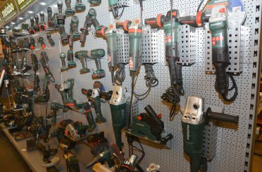 KYIV, UKRAINE - Mart, 26, 2020: Açı öğütücüler, vida silahları, elektrikli testereler gibi el yapımı elektrikli aletler.