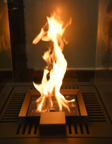 Die Warme Flamme Eines Holzbefeuerten Kamins Mit Panoramaglas Haus — Stockfoto