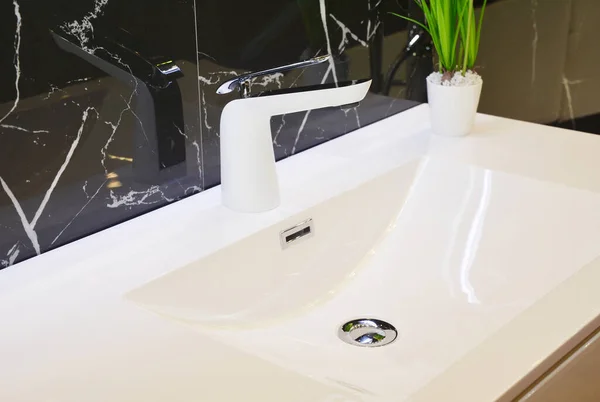 White Porcelain Ceramic Bathroom Shallow Sink White Chrome Water Faucet — Stock Photo, Image