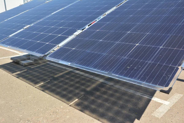 安装在沥青上的大型太阳能隔热板上 替代能源 — 图库照片