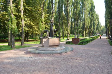 KYIV - UKRAINE, MARCH - 23, 2020: 1941 'de Kiev' deki Babi Yar 'da Alman kuvvetleri tarafından infaz edilen bir çocuk anıtı.