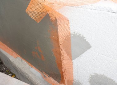 Dış duvar yalıtımı stiroköpük tahtalar ve yüzey sıvası ve ağ.