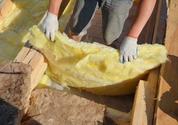 Contratista Edificios Está Colocando Láminas Lana Mineral Guantes Protectores Azotea — Foto de Stock